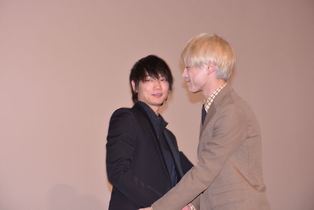 後輩から誕生日を祝われてうれしそうな綾野剛『新宿スワンII』大ヒット御礼イベントフォトギャラリー（11枚目）