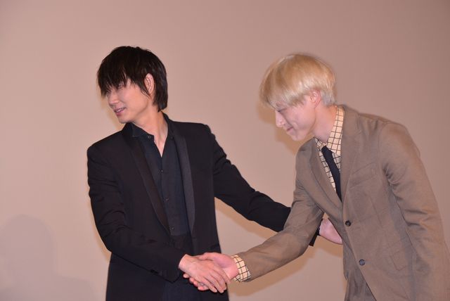 後輩から誕生日を祝われてうれしそうな綾野剛『新宿スワンII』大ヒット御礼イベントフォトギャラリー（12枚目）