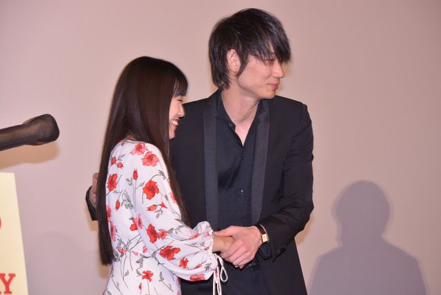 後輩から誕生日を祝われてうれしそうな綾野剛『新宿スワンII』大ヒット御礼イベントフォトギャラリー（13枚目）