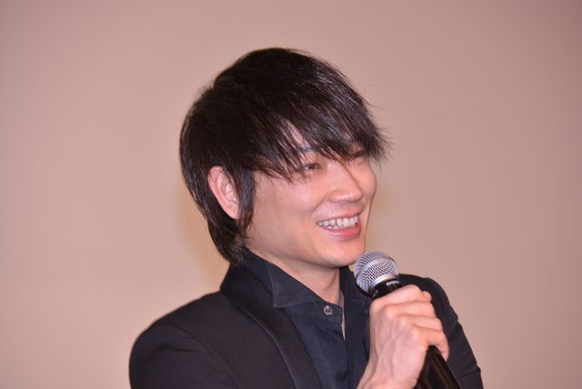 後輩から誕生日を祝われてうれしそうな綾野剛『新宿スワンII』大ヒット御礼イベントフォトギャラリー（14枚目）