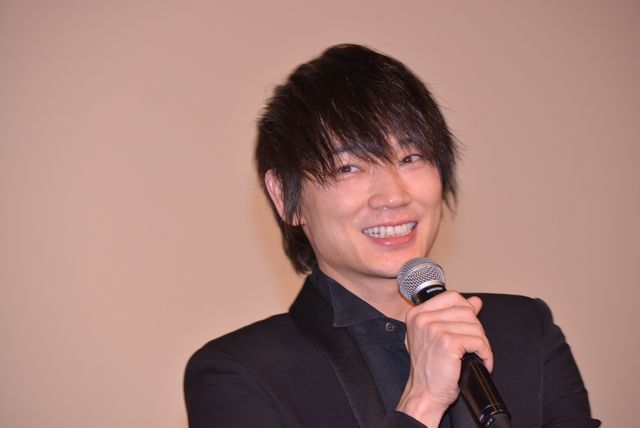 後輩から誕生日を祝われてうれしそうな綾野剛『新宿スワンII』大ヒット御礼イベントフォトギャラリー（15枚目）