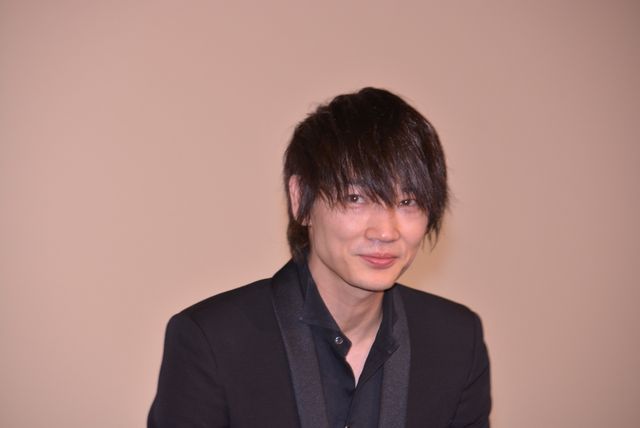 後輩から誕生日を祝われてうれしそうな綾野剛『新宿スワンII』大ヒット御礼イベントフォトギャラリー（16枚目）