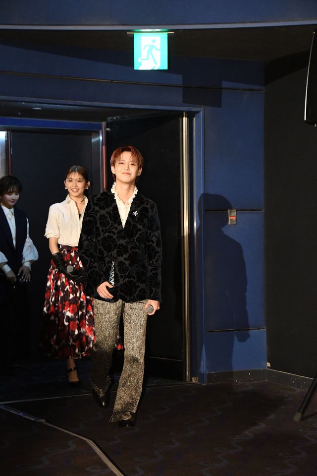 白岩瑠姫（JO1）は黒ジャケット、久間田琳加は黒グローブで魅せる！“夜きみ”公開記念舞台挨拶（4枚目）