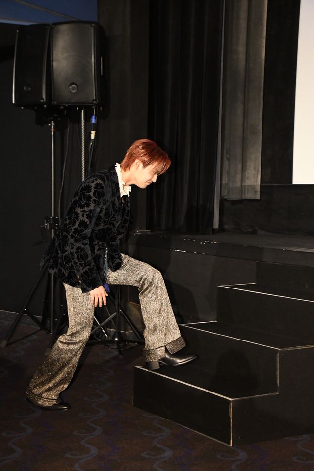 白岩瑠姫（JO1）は黒ジャケット、久間田琳加は黒グローブで魅せる！“夜きみ”公開記念舞台挨拶（5枚目）