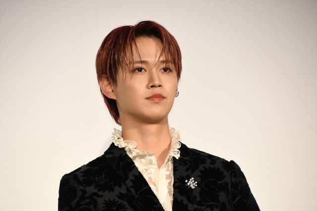 白岩瑠姫（JO1）は黒ジャケット、久間田琳加は黒グローブで魅せる！“夜きみ”公開記念舞台挨拶（6枚目）