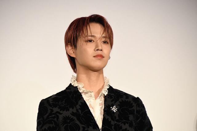 白岩瑠姫（JO1）は黒ジャケット、久間田琳加は黒グローブで魅せる！“夜きみ”公開記念舞台挨拶（7枚目）