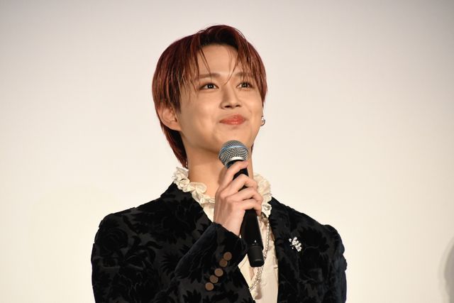 白岩瑠姫（JO1）は黒ジャケット、久間田琳加は黒グローブで魅せる！“夜きみ”公開記念舞台挨拶（10枚目）