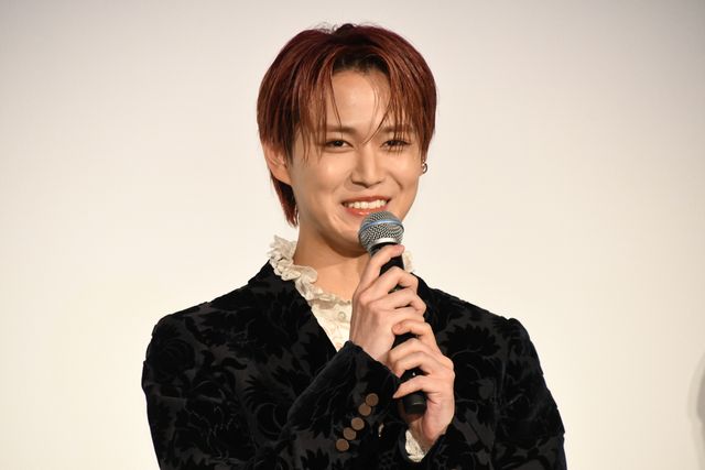 白岩瑠姫（JO1）は黒ジャケット、久間田琳加は黒グローブで魅せる！“夜きみ”公開記念舞台挨拶（11枚目）