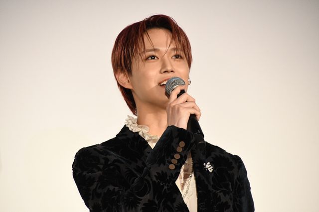 白岩瑠姫（JO1）は黒ジャケット、久間田琳加は黒グローブで魅せる！“夜きみ”公開記念舞台挨拶（12枚目）