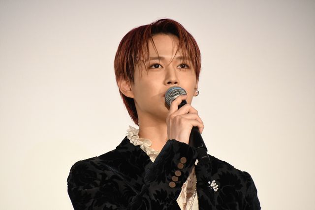 白岩瑠姫（JO1）は黒ジャケット、久間田琳加は黒グローブで魅せる！“夜きみ”公開記念舞台挨拶（13枚目）