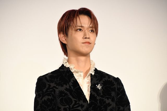 白岩瑠姫（JO1）は黒ジャケット、久間田琳加は黒グローブで魅せる！“夜きみ”公開記念舞台挨拶（14枚目）