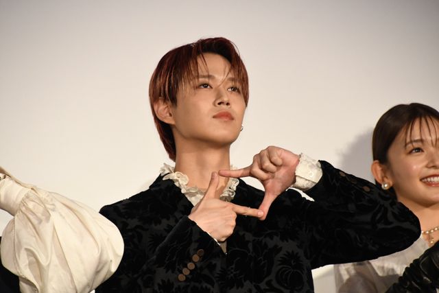 白岩瑠姫（JO1）は黒ジャケット、久間田琳加は黒グローブで魅せる！“夜きみ”公開記念舞台挨拶（15枚目）