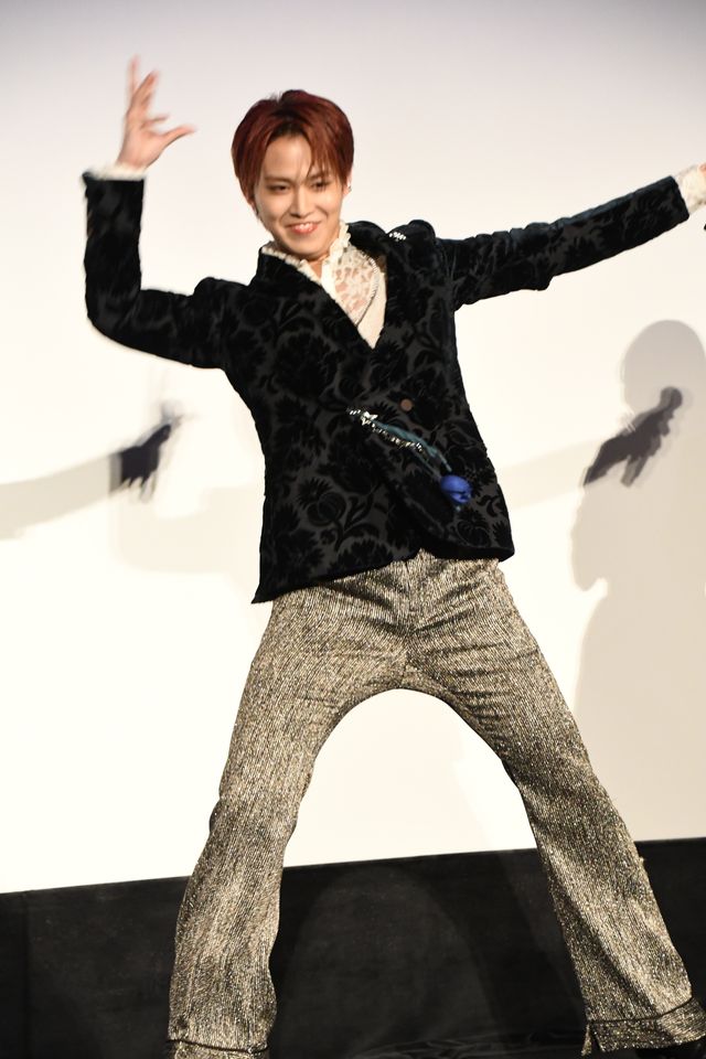 白岩瑠姫（JO1）は黒ジャケット、久間田琳加は黒グローブで魅せる！“夜きみ”公開記念舞台挨拶（16枚目）