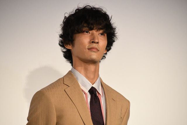 白岩瑠姫（JO1）は黒ジャケット、久間田琳加は黒グローブで魅せる！“夜きみ”公開記念舞台挨拶（22枚目）