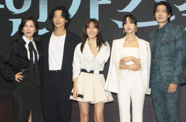 チョン・ジフン＆キム・ハヌル登壇！「レッド・スワン」制作報告会（8枚目）