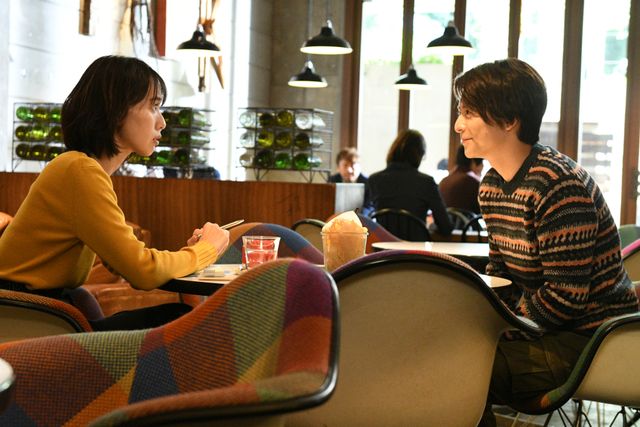 尚（戸田恵梨香）と小池演じる松尾公平。尚と真司（ムロツヨシ）に近づく謎の男…第二章のキーマン！：フォトギャラリー