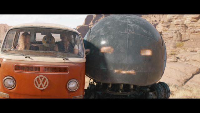 『アベンジャーズ』ルッソ兄弟が描くキュートなロボットたち！Netflix映画『エレクトリック・ステイト』場面写真：フォトギャラリー