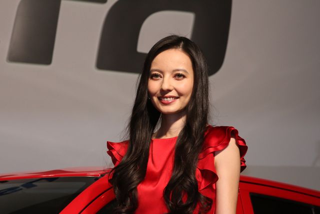 ベッキー、真っ赤な衣装で美脚披露！フォトギャラリー（10枚目）