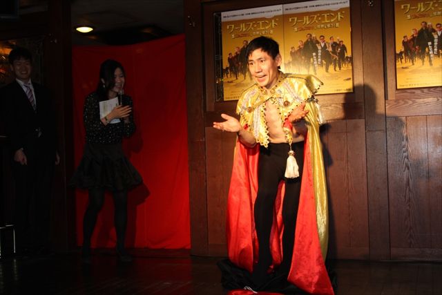 エスパー伊東、新イリュージョン「逆立ちロングストロービール飲み」披露！フォトギャラリー：フォトギャラリー