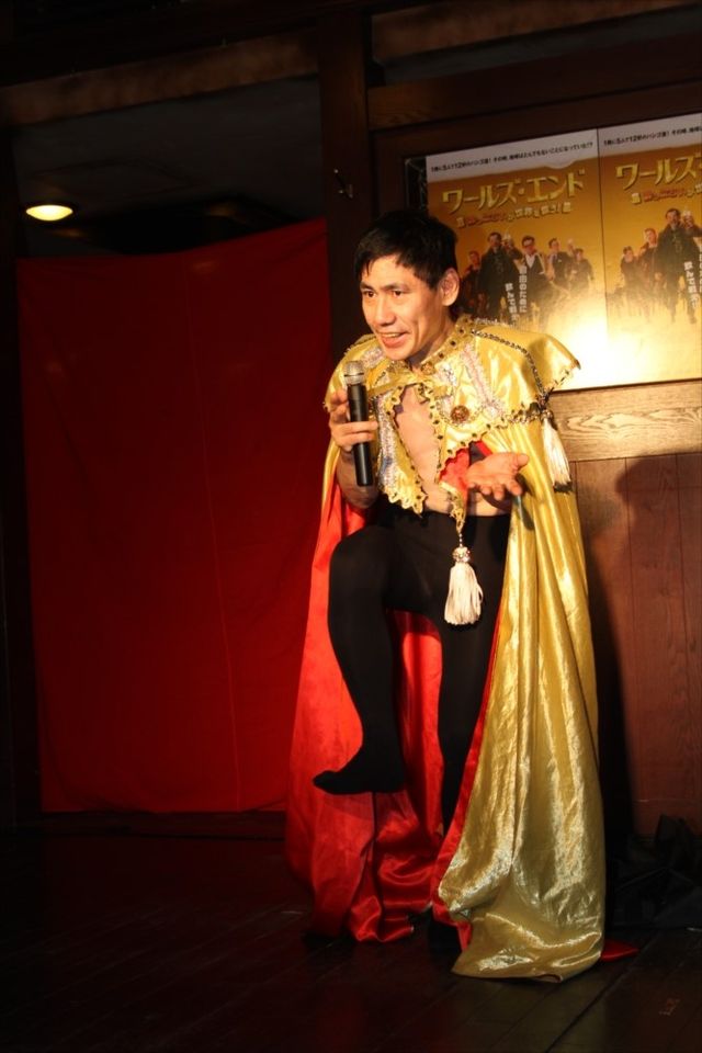 エスパー伊東、新イリュージョン「逆立ちロングストロービール飲み」披露！フォトギャラリー（2枚目）