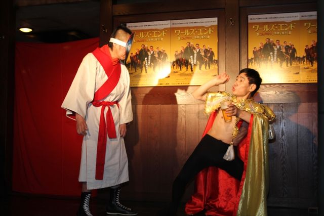 エスパー伊東、新イリュージョン「逆立ちロングストロービール飲み」披露！フォトギャラリー（3枚目）