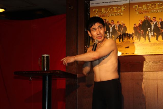 エスパー伊東、新イリュージョン「逆立ちロングストロービール飲み」披露！フォトギャラリー（4枚目）