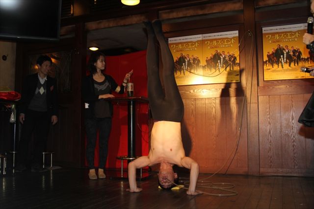 エスパー伊東、新イリュージョン「逆立ちロングストロービール飲み」披露！フォトギャラリー（5枚目）