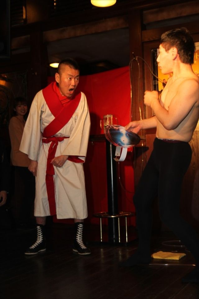 エスパー伊東、新イリュージョン「逆立ちロングストロービール飲み」披露！フォトギャラリー（7枚目）