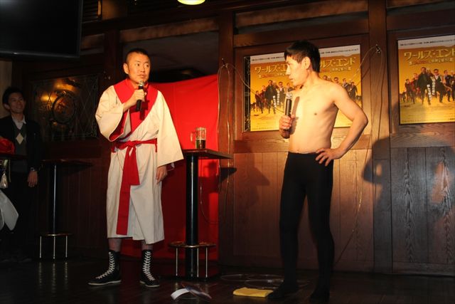 エスパー伊東、新イリュージョン「逆立ちロングストロービール飲み」披露！フォトギャラリー（8枚目）