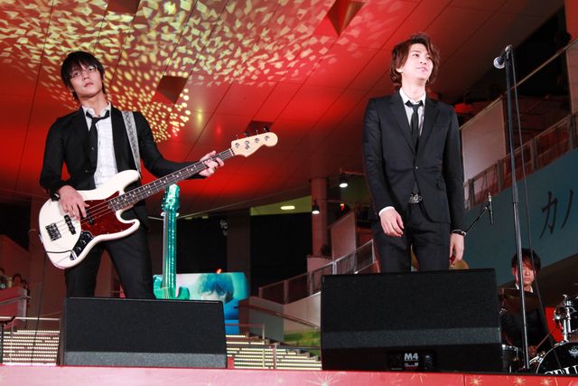 三浦翔平、窪田正孝らが結成したバンドCRUDE PLAYが3,500人の観客の前でお披露目ライブ!!　画像ギャラリー（9枚目）