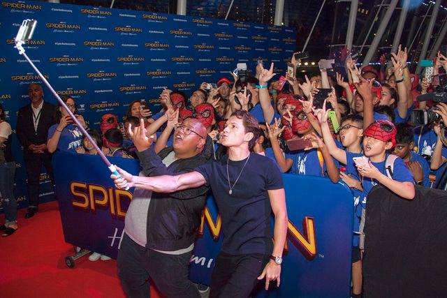 “新スパイダーマン”トム・ホランドがアジア初登場！コスプレイヤーらと得意の“自撮り”!：フォトギャラリー