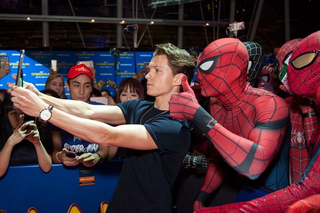 “新スパイダーマン”トム・ホランドがアジア初登場！コスプレイヤーらと得意の“自撮り”!（3枚目）