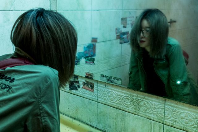 心臓発作で死人も！呪われたホラー映画の真相に迫る『ワーニング　その映画を観るな』場面写真（4枚目）