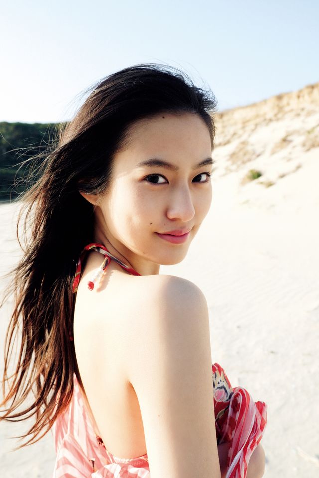 「全裸監督 シーズン2」ヒロインの恒松祐里、1st写真集で肩出しショット！：フォトギャラリー