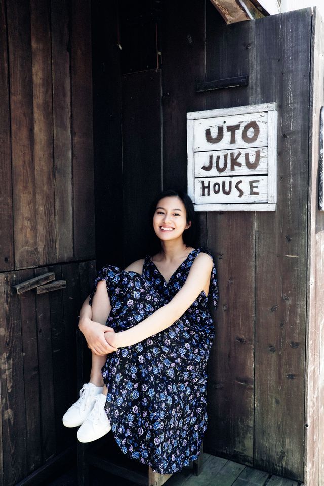 「全裸監督 シーズン2」ヒロインの恒松祐里、1st写真集で肩出しショット！（4枚目）