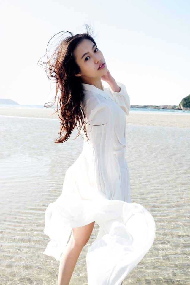 「全裸監督 シーズン2」ヒロインの恒松祐里、1st写真集で肩出しショット！（5枚目）