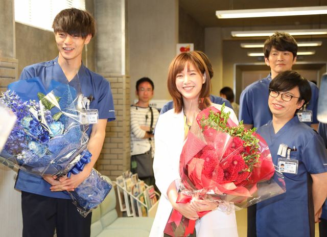 【4枚】ラジエーションハウスは最高のチーム！窪田正孝＆本田翼がクランクアップ：フォトギャラリー