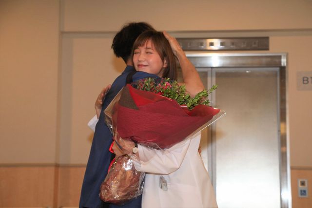 【4枚】ラジエーションハウスは最高のチーム！窪田正孝＆本田翼がクランクアップ（4枚目）