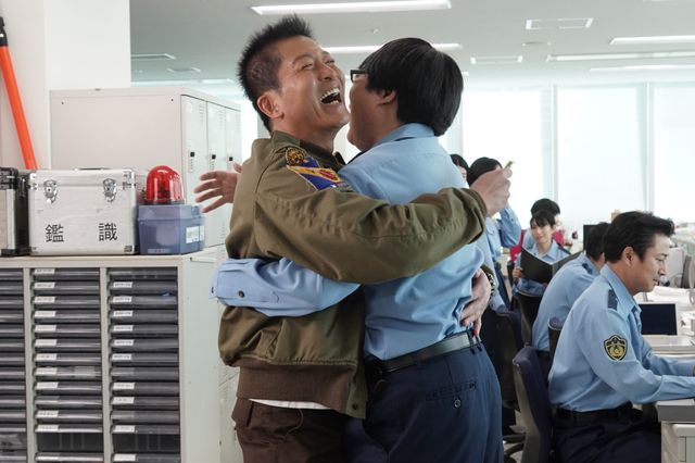 「相棒」薫＆尊の初対面、米沢とのハグ！最終話前篇の胸アツシーン：フォトギャラリー