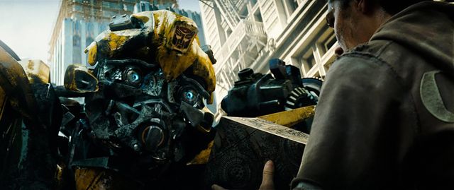 バンブルビーのドアップ！『トランスフォーマー』場面写真（4枚目）