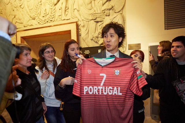 大泉洋、ポルトガルでサイン攻めに！（2枚目）