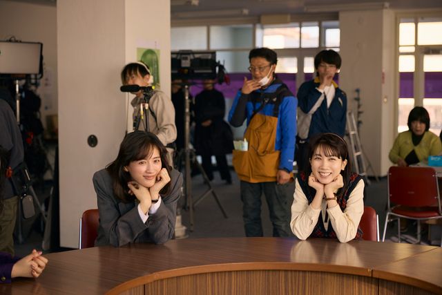 綾瀬はるか素の笑顔…『ファーストボイス』メイキングカット9点（5枚目）