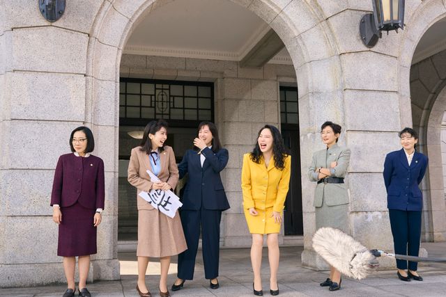 綾瀬はるか素の笑顔…『ファーストボイス』メイキングカット9点（6枚目）