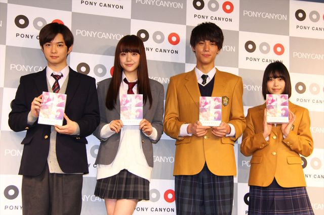 DVD発売記念イベントに劇中の制服姿で登場した（左から）千葉雄大、松井愛莉、中川大志、森川葵