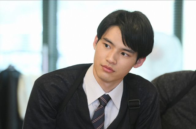 子どもに手を振る綾野剛「MIU404」第4話：フォトギャラリー