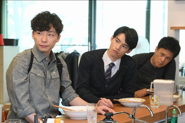 子どもに手を振る綾野剛「MIU404」第4話（2枚目）