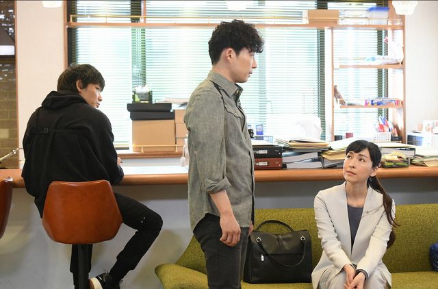 子どもに手を振る綾野剛「MIU404」第4話（3枚目）