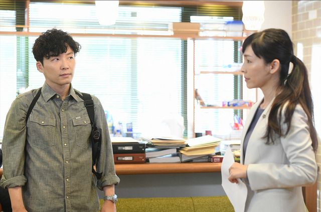 子どもに手を振る綾野剛「MIU404」第4話（4枚目）