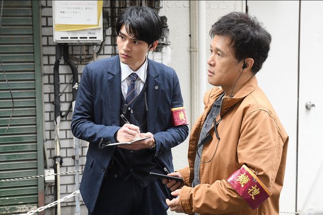 子どもに手を振る綾野剛「MIU404」第4話（5枚目）