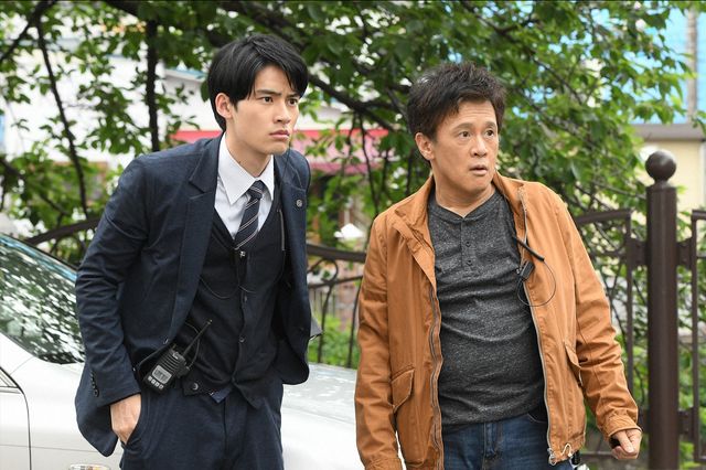 子どもに手を振る綾野剛「MIU404」第4話（6枚目）